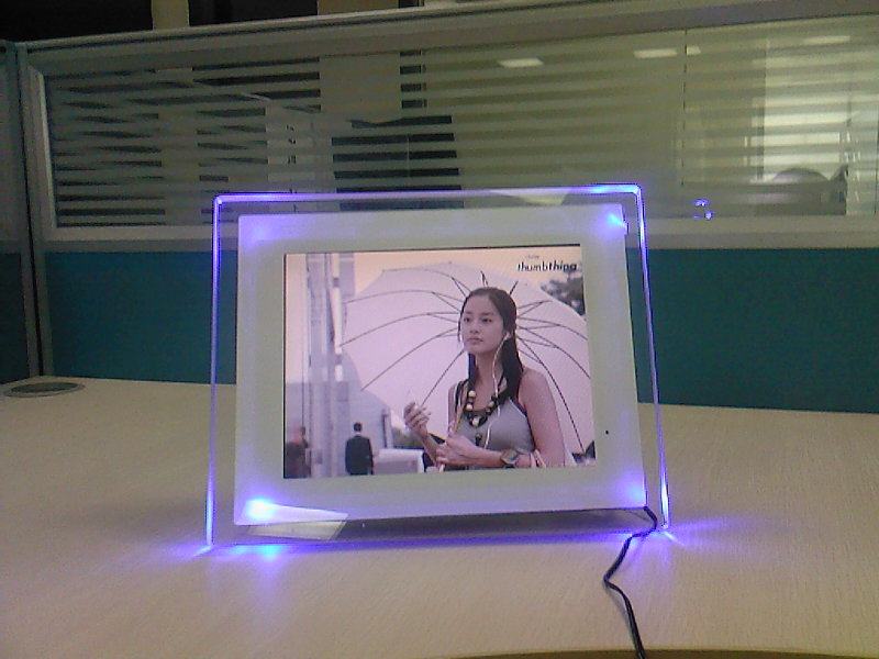 Marco Digital de Fotos HD Multimedia - Pantalla LED con Control Remoto y Bocinas Integradas