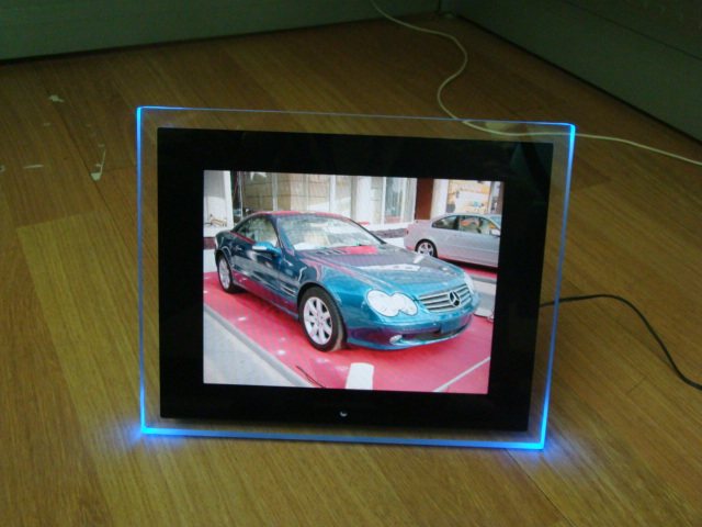 Marco Digital de Fotos HD Multimedia - Pantalla LED con Control Remoto y Bocinas Integradas